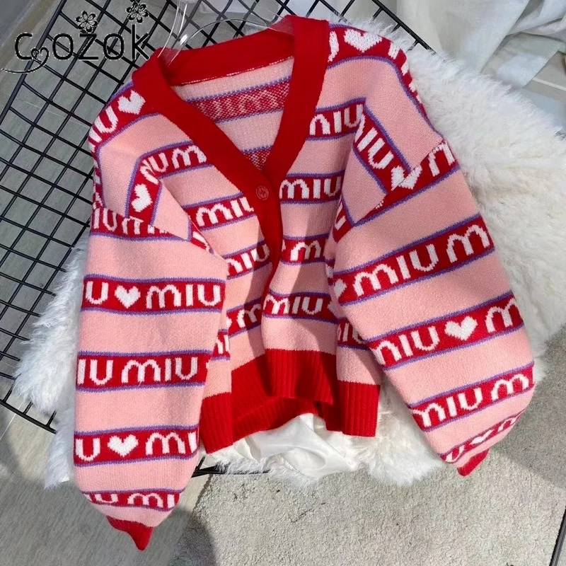 

Женский вязаный свитер с V-образным вырезом и длинными рукавами