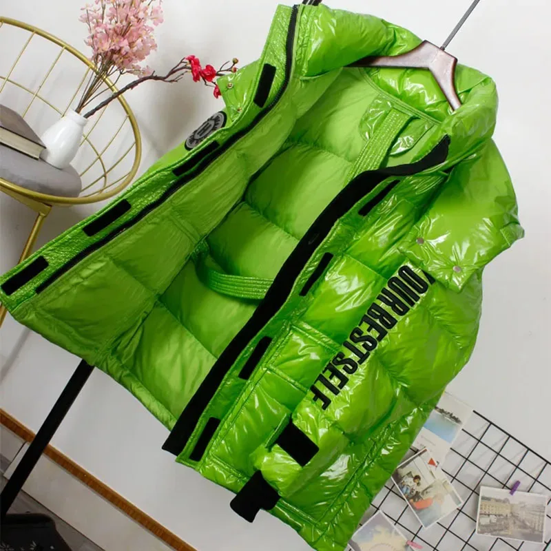 Женский короткий пуховик с капюшоном теплый на белом утином пуху надписью