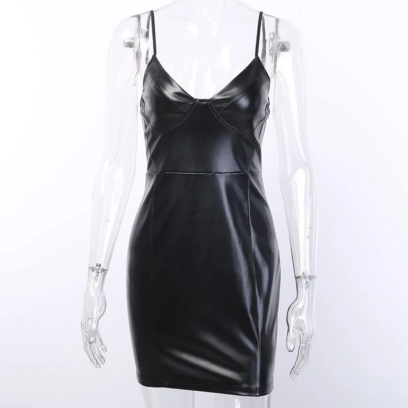 Женское платье на бретельках Fuedage черное облегающее из искусственной кожи с v