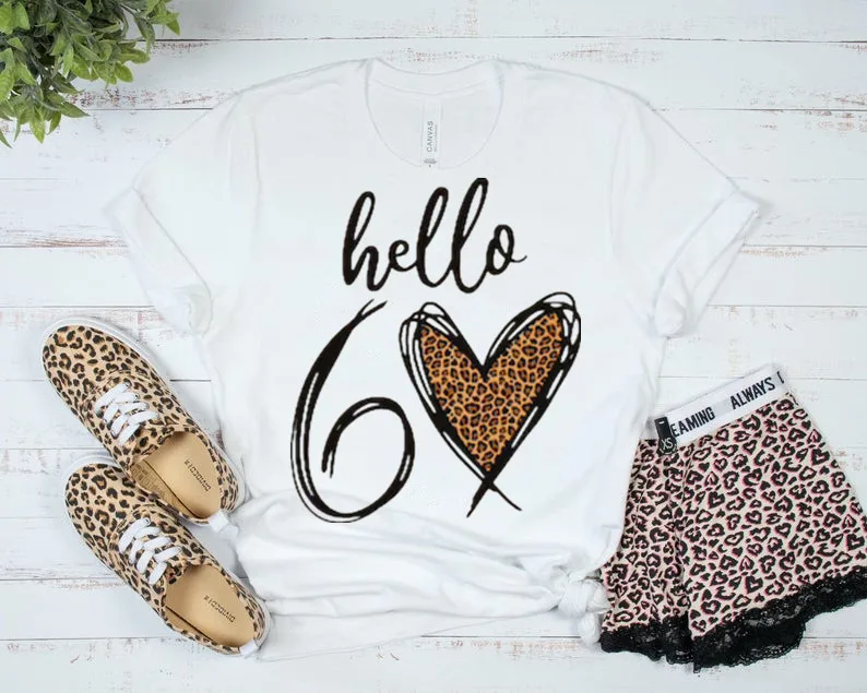 Camiseta de Hello 60 con estampado de leopardo para mujer, ropa de calle de manga corta para cumpleaños, Unisex, envío directo