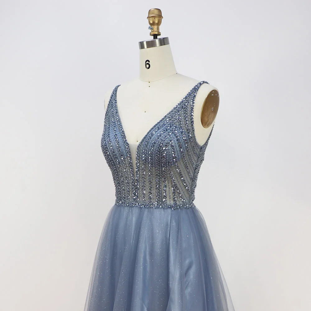 Длинное платье для выпускного вечера с глубоким v-образным вырезом вышитое