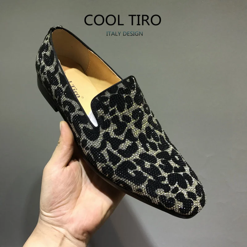 Мокасины мужские из лакированной кожи крутые лоферы атласные туфли на резинке