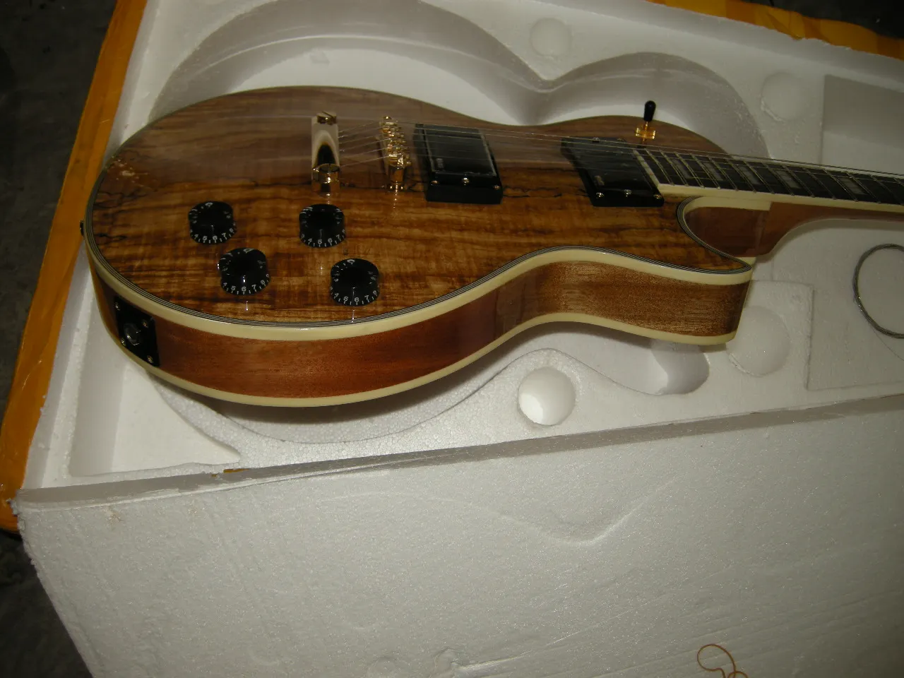 

Custom New arrival solid wood maple top Natural color Electric Guitar 8yue25