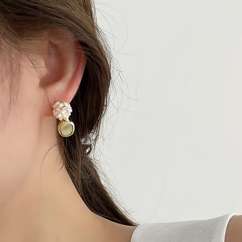 

GSOLD Elegant Freshwater Millet Bead Metal Bean Small Stud Earring Women Simple Fashion Ear Jewelry 2021 Summer New