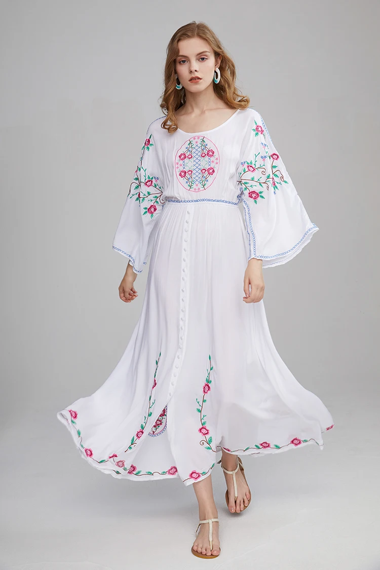 

Платье с вышивкой