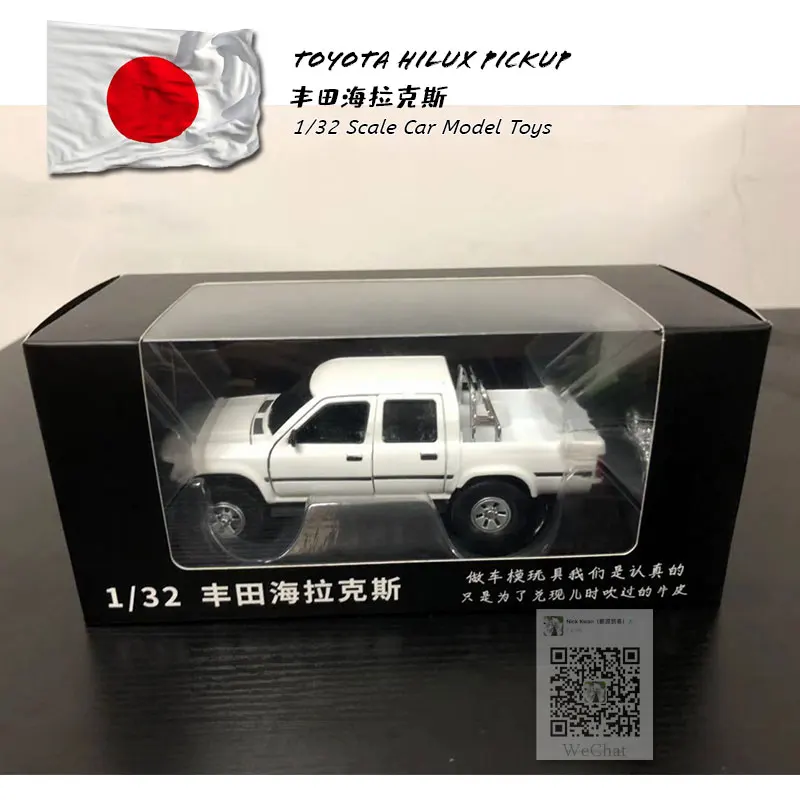 1/32 масштаба звука & светильник Модель игрушка автомобиля TOYOTA Hilux с оружием Пикап