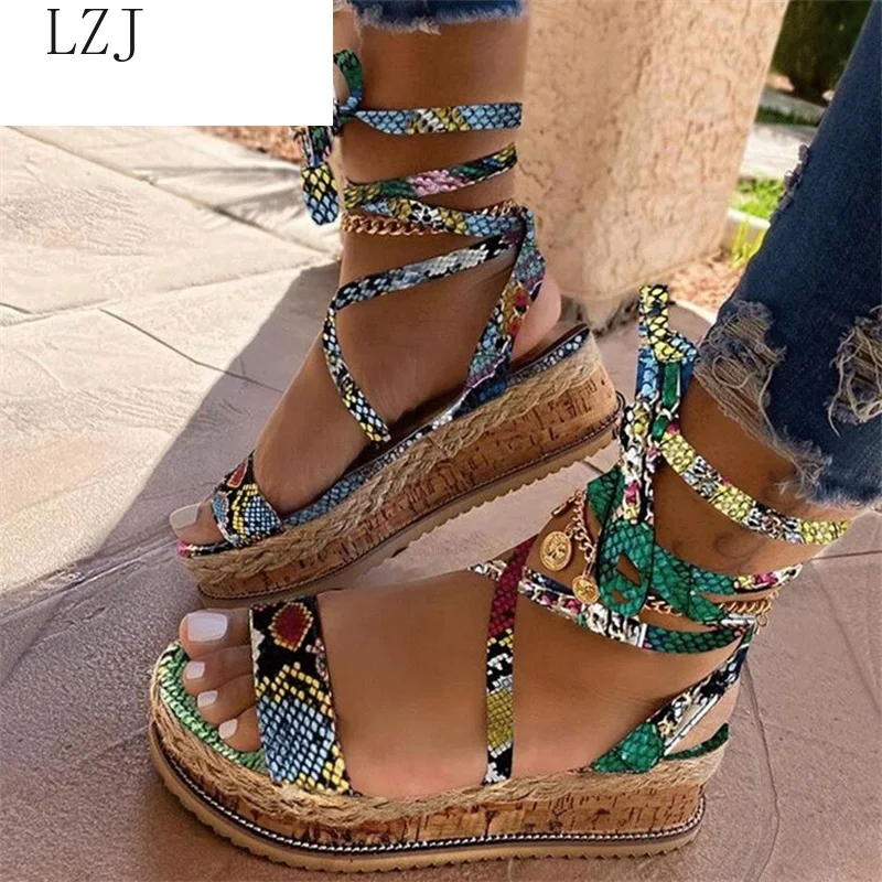 

Женские босоножки на платформе, туфли на среднем каблуке, со змеиным принтом, с пряжкой и ремешком, свадебные туфли, под платье, Размеры 35-43, д...