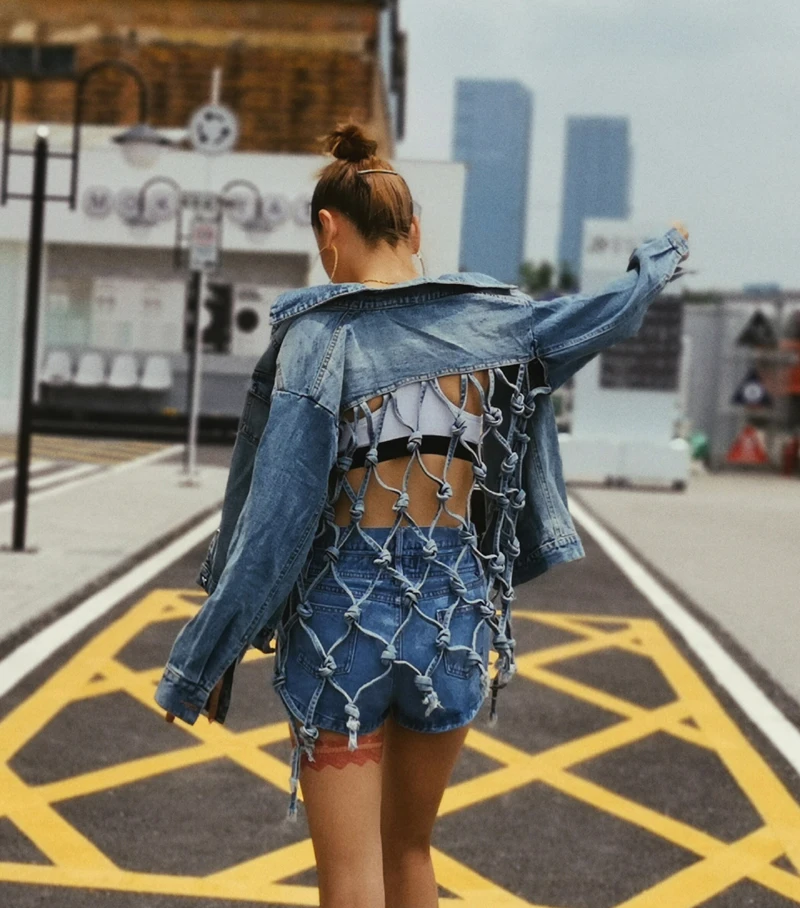 Пикантная джинсовая куртка с открытой спиной женское модное Трендовое пальто