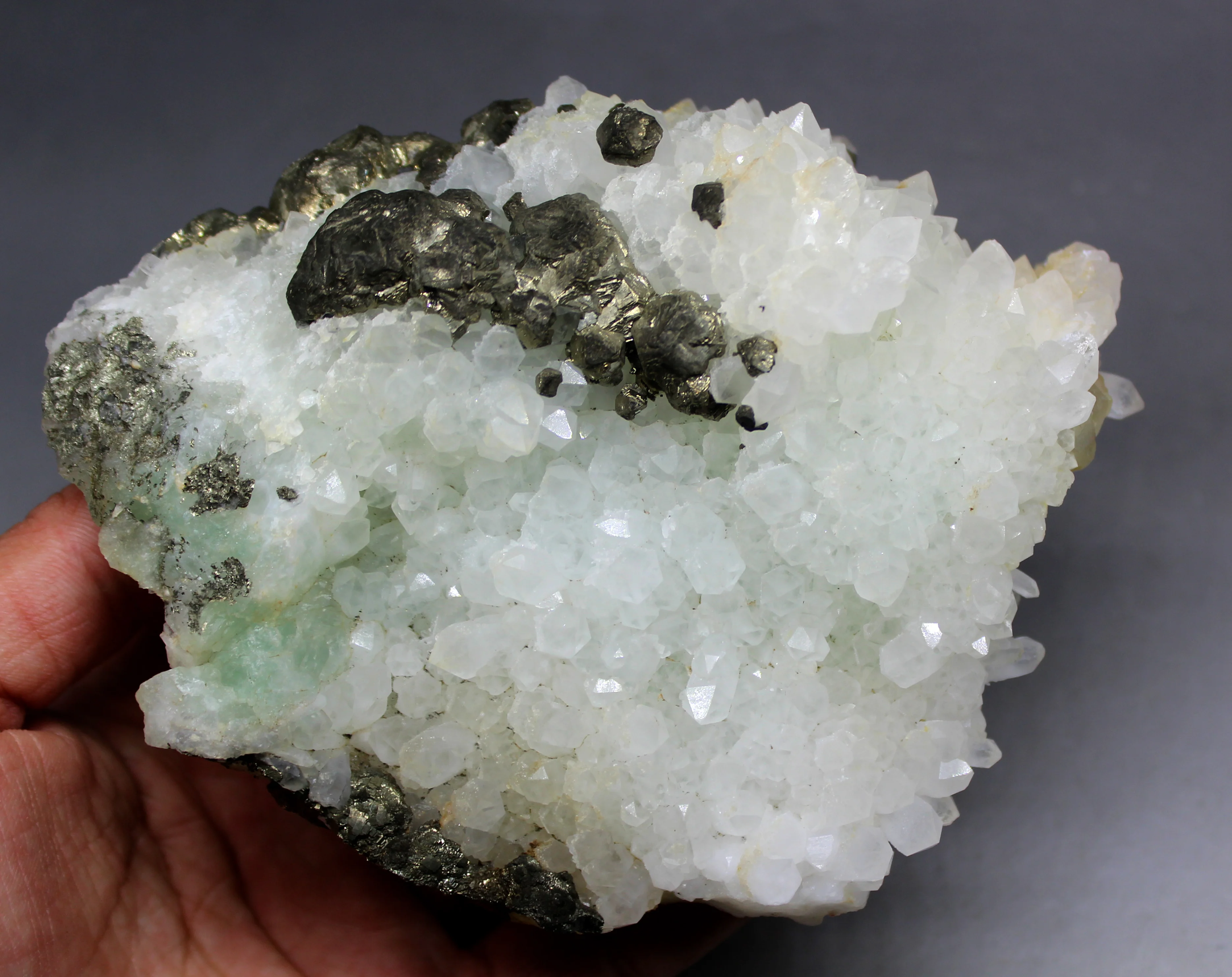 732 г натуральный Пирит симбиотик с кристаллами и флюоритами образцы минералов