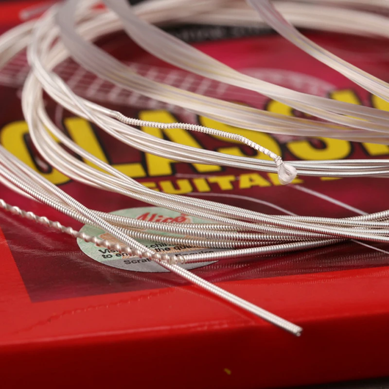 Классической гитары ясно нейлоновыми струнами струны с серебряным покрытием