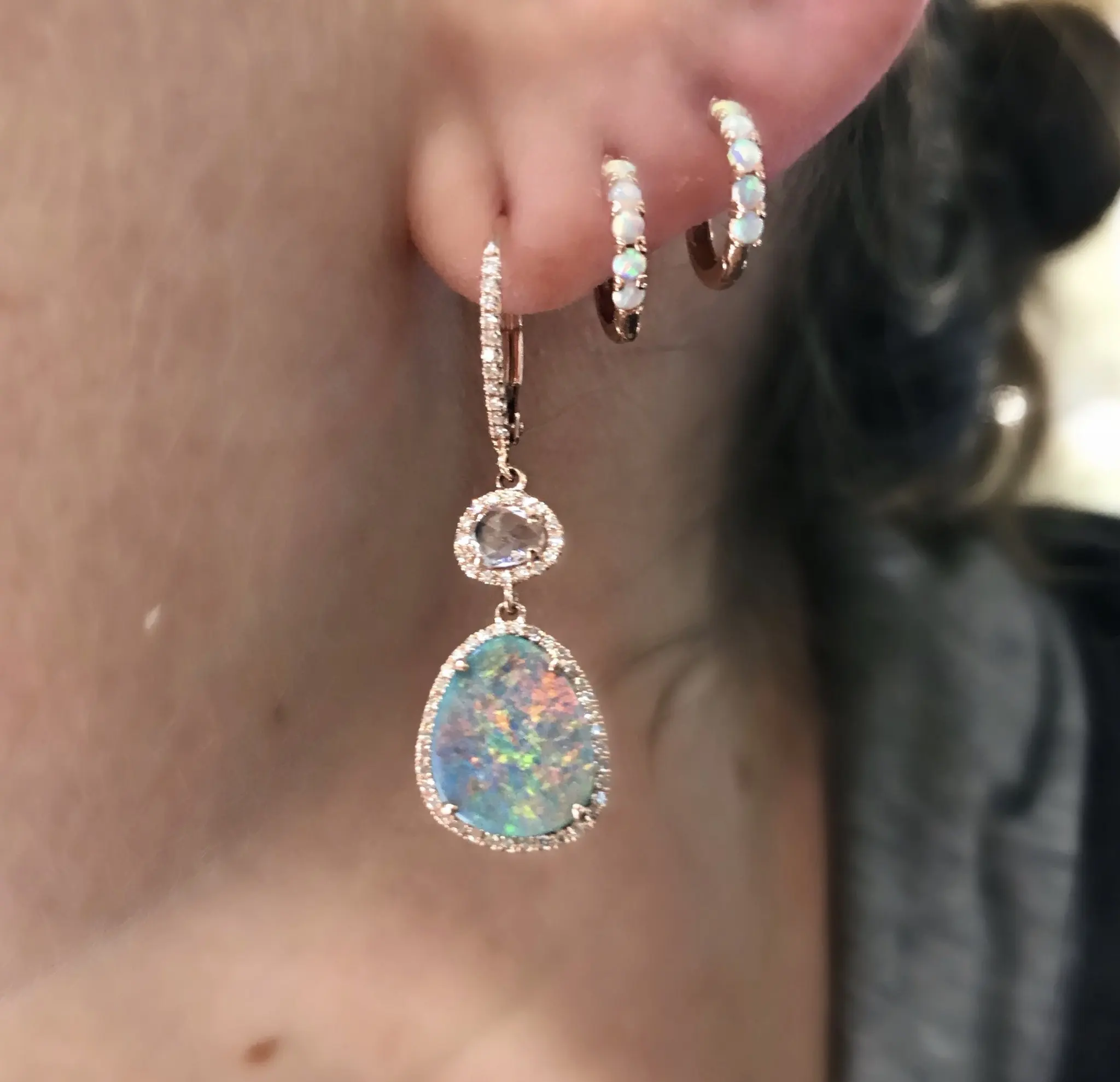 Маленькие сережки обручи с опалом белые золотым наполнителем из 100% серебра и