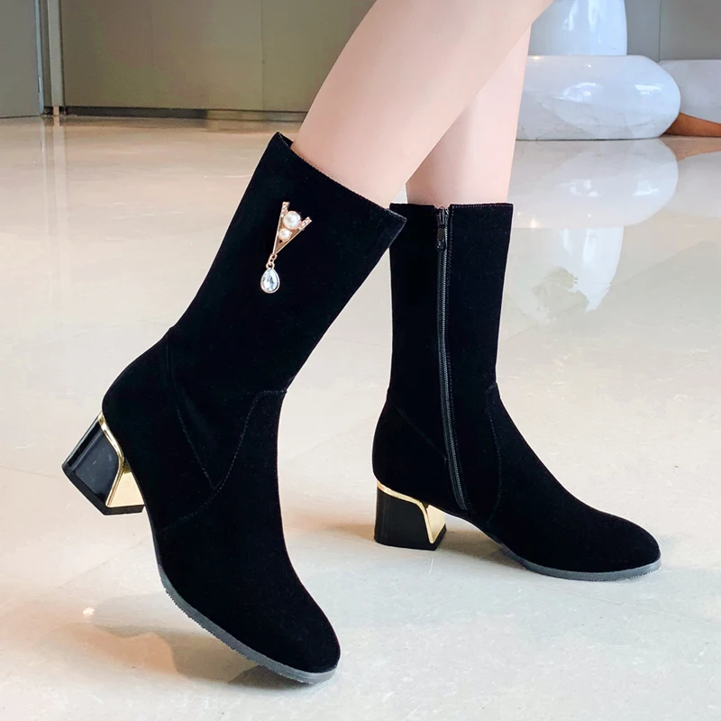 

ODS/Новинка; Черные ботильоны из флока на толстом каблуке; Женская зимняя обувь; Красивые элегантные женские полусапожки с острым носком на в...