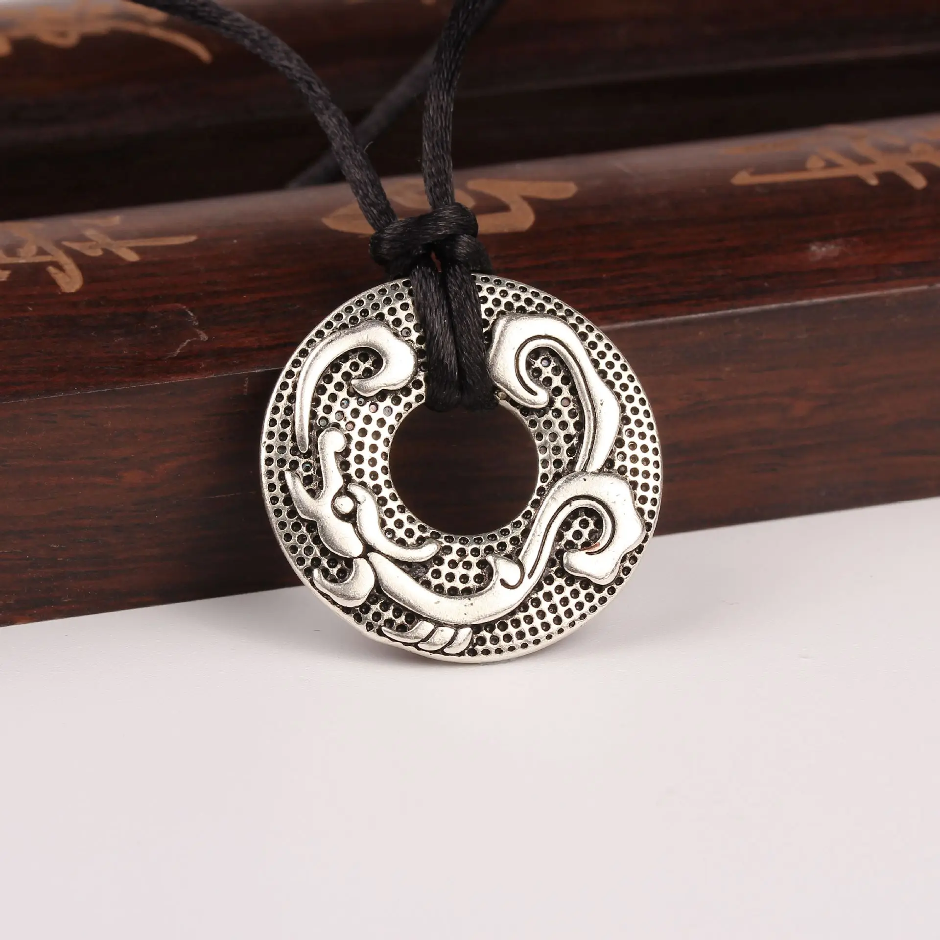 

2021 New Retro Metal Pendant Necklace Cool Simple Pendant Necklace Tough Guy Style Pendant Necklace Men's Punk All-match Pendant