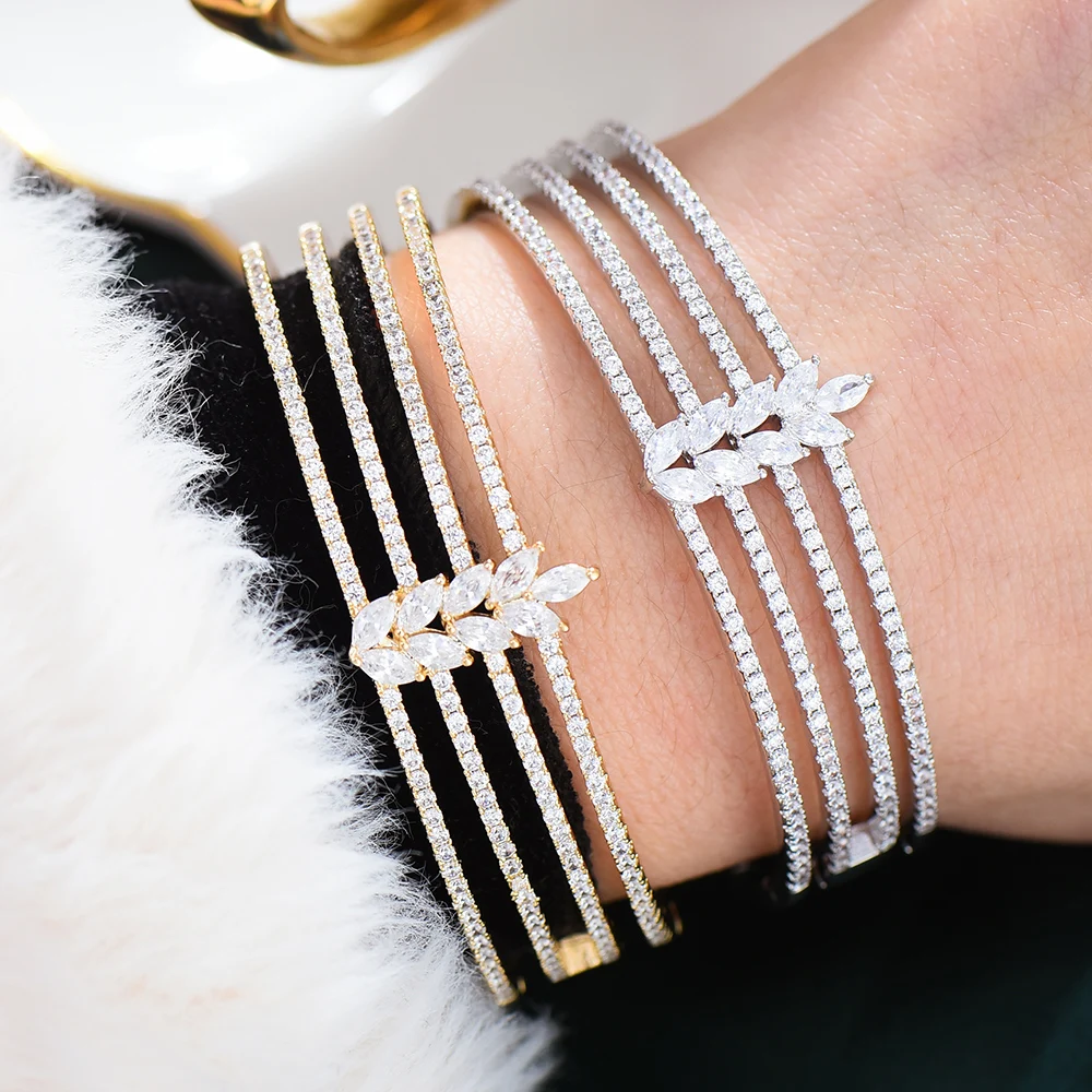 

Комплект женских ювелирных изделий из браслета, кольца и браслета