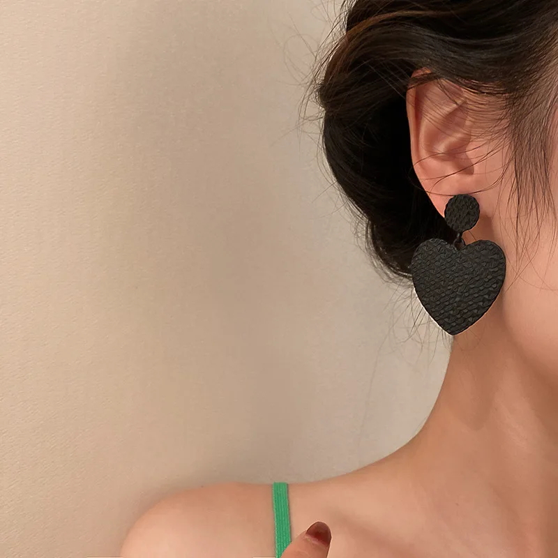 

Женские серьги-подвески в виде сердца VSnow, крупные черные серьги неправильной формы с металлической текстурой