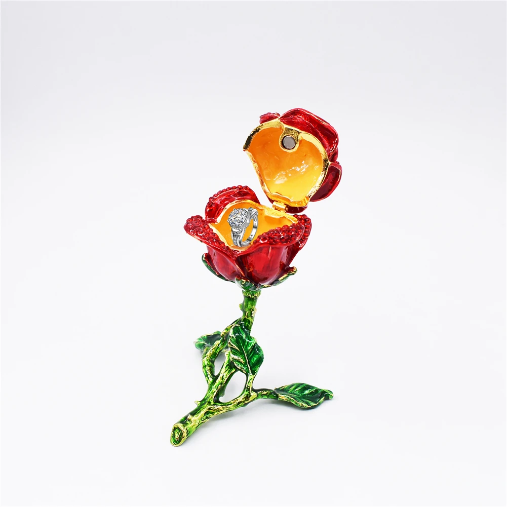 Подарочная коробка с розами для хранения украшений на петлях подарок день