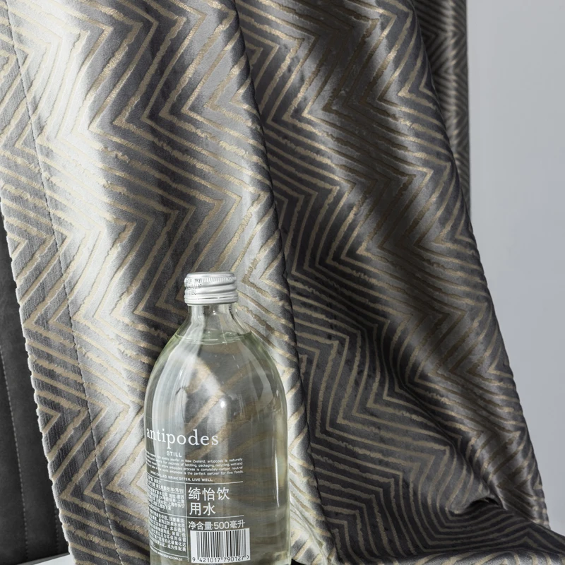 Светлые роскошные бархатные плотные затемняющие шторы в европейском стиле с