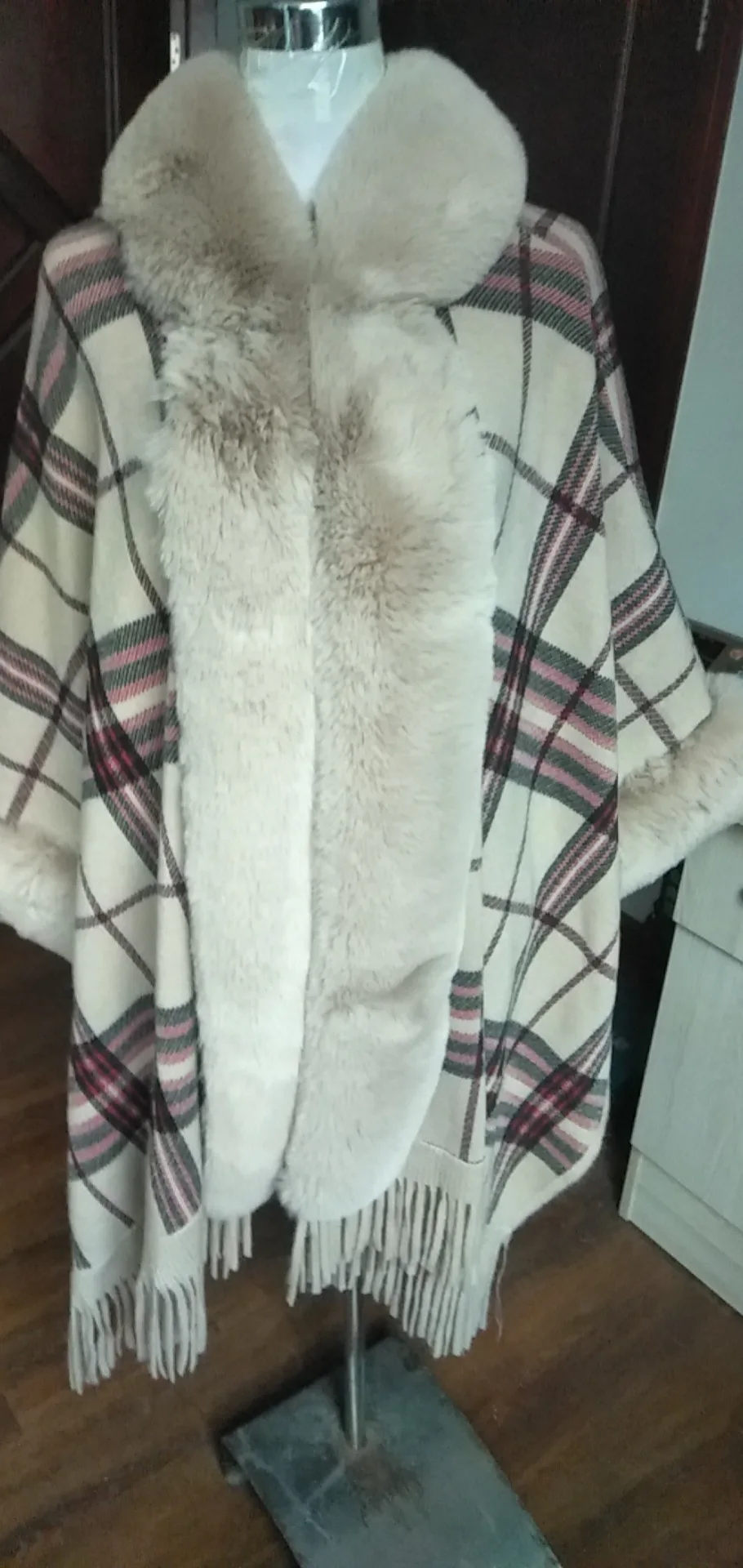 

2021 Women Loose Plus Size Big Faux Fur Collar Long Knitted Cardigan Cape Winter Warm Thick Batwing Sleeve Striped Coat With Hat