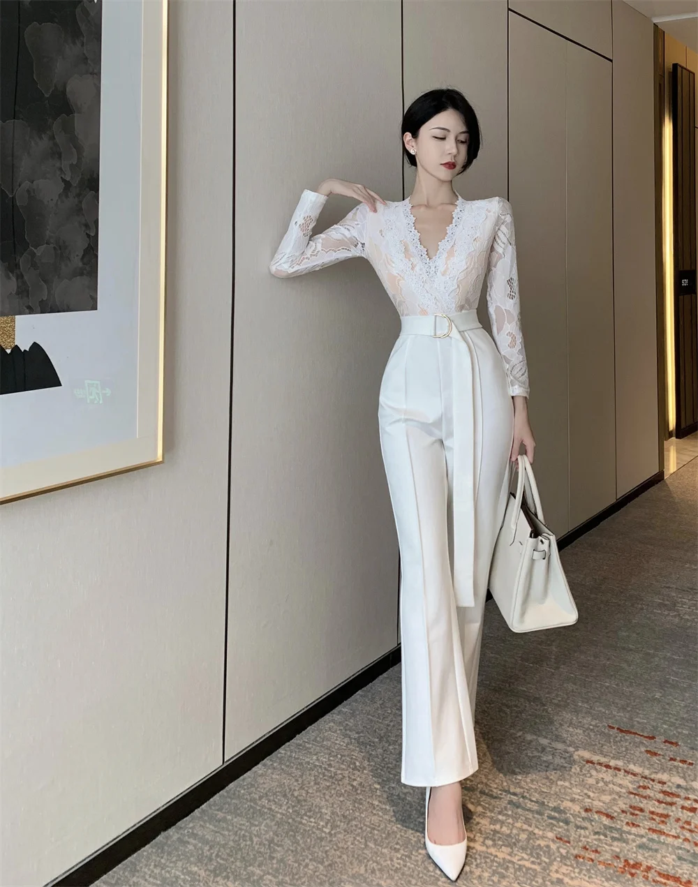 

Кружевные широкие брюки с длинным рукавом и V-образным вырезом, со шнуровкой и завышенной талией, в французском стиле на раннюю осень 2021