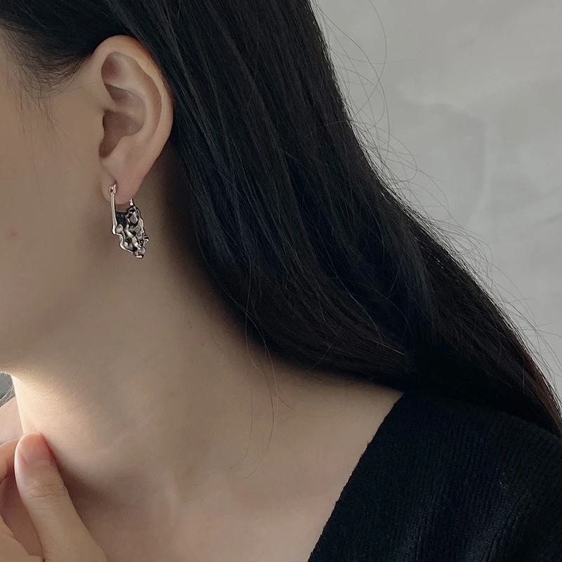 Женские сережки с неровным листом очень большие из серебра 925 пробы золотым