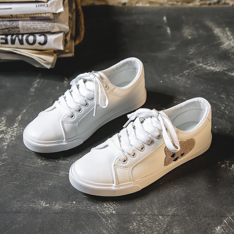 

Ins fashion bear canvas shoes female 2021 new flat bottom student white shoes female casual board shoes Korean version