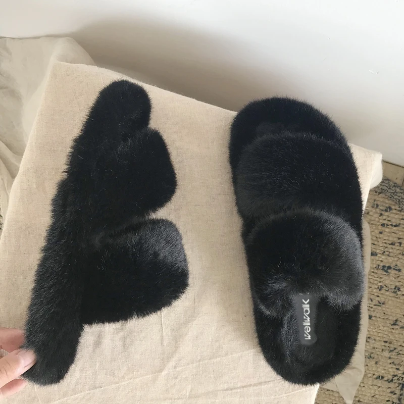 Женские шлепанцы на плоской подошве с кроличьим мехом пушистые и ползунки