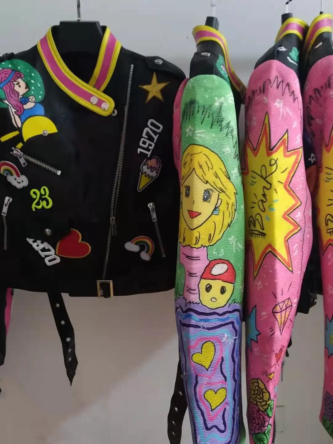 Женская кожаная куртка в стиле панк из искусственной кожи с граффити и