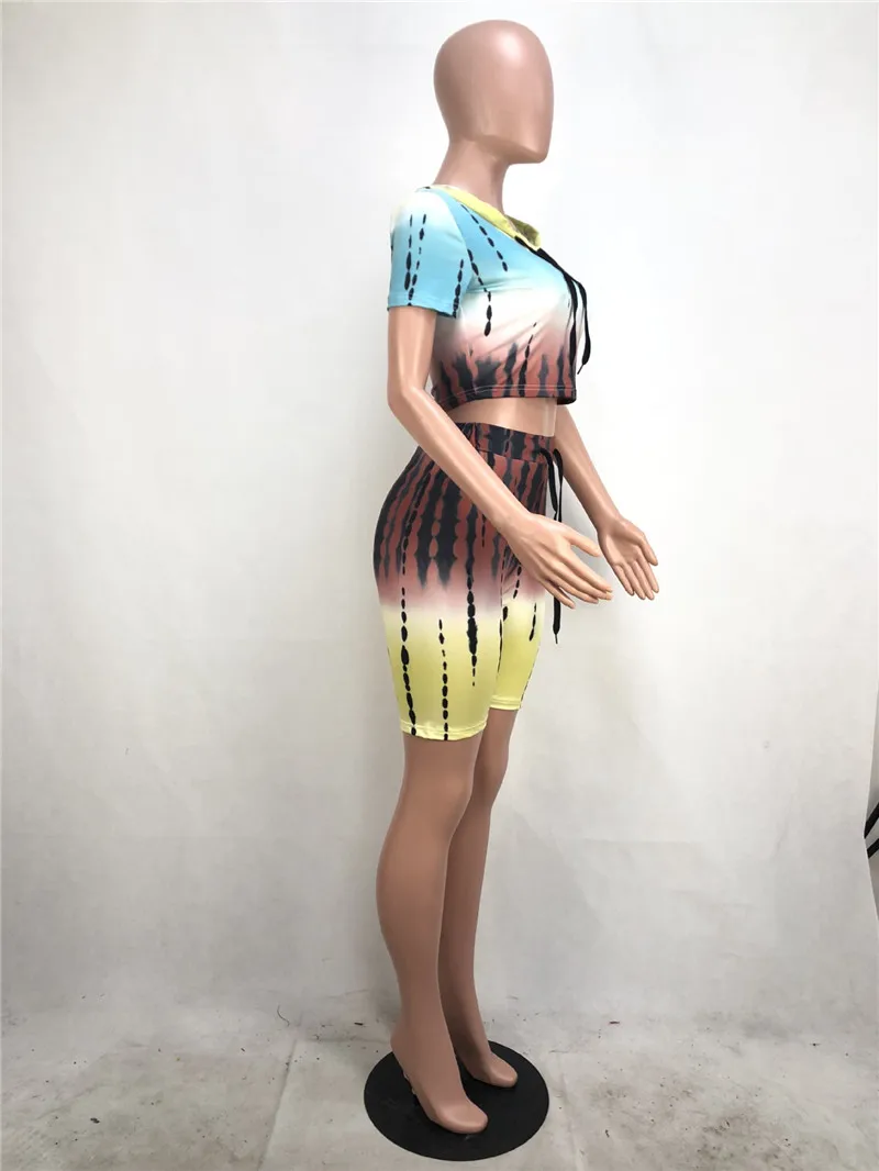 Повседневный комплект из двух предметов летний женский с шортами и укороченным