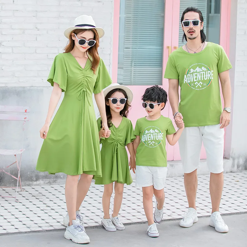 

Summer Family Look Father Mother Daughter Son Clothes Matching Mommy and Me Mom Daughter Dress Green Slim Outfits for Sister