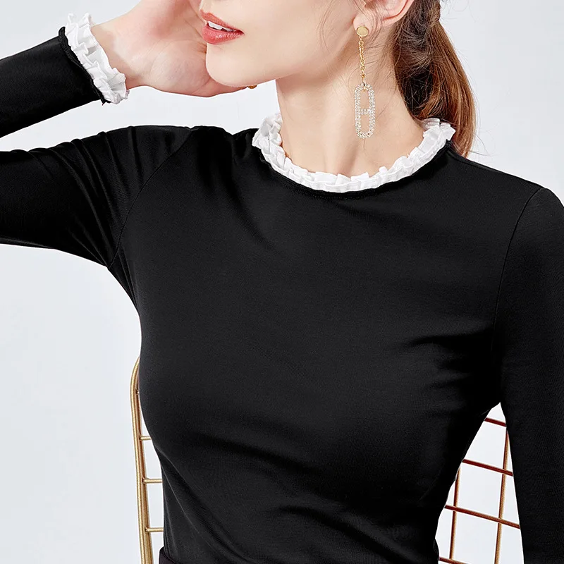 

Black and white contrast round collar top with black and white fungus edge