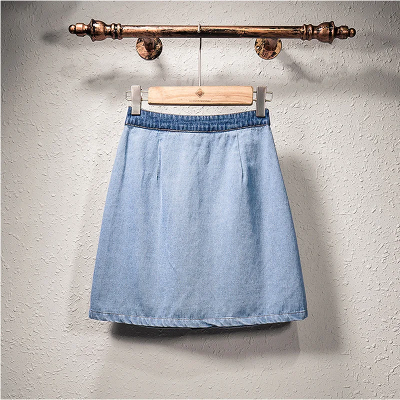 Женский джинсовый комплект из джинсовой куртки и мини юбки двух предметов синяя