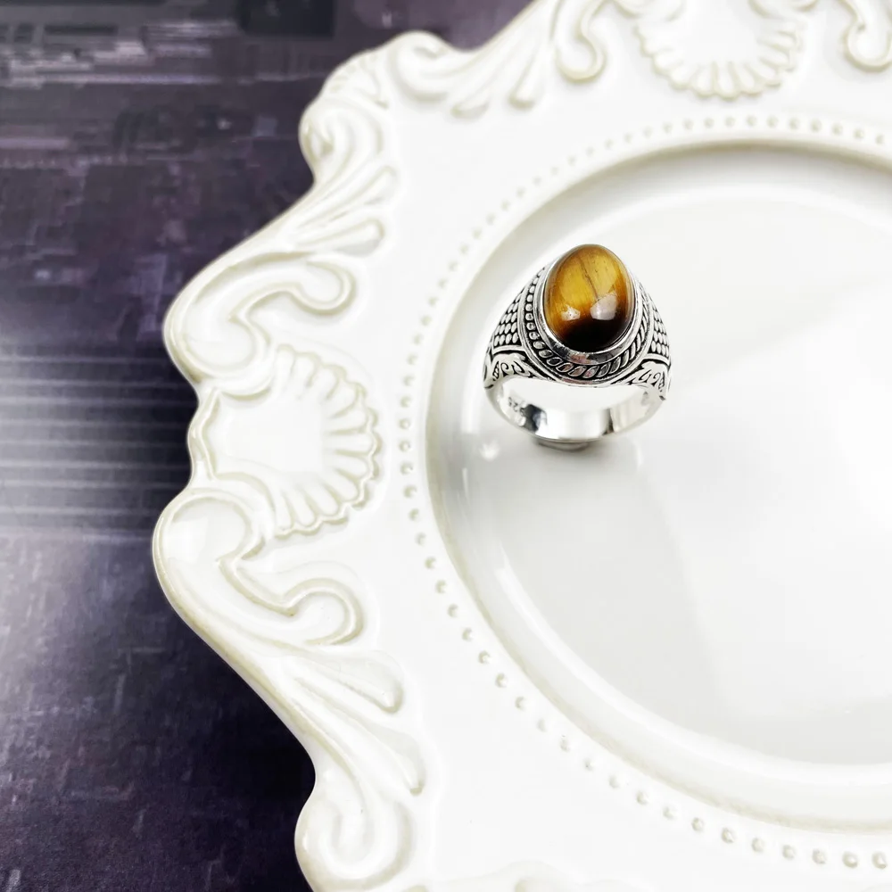 Коктейльное кольцо коричневый тигровый глаз овальный синий камень