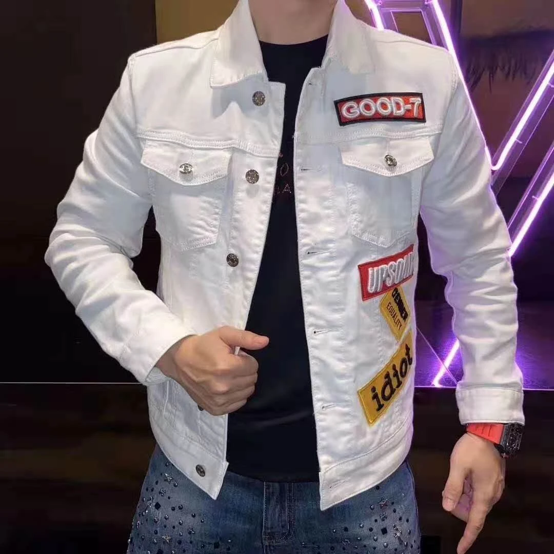 Трендовое джинсовое пальто с потертостями и буквенным принтом новая модная