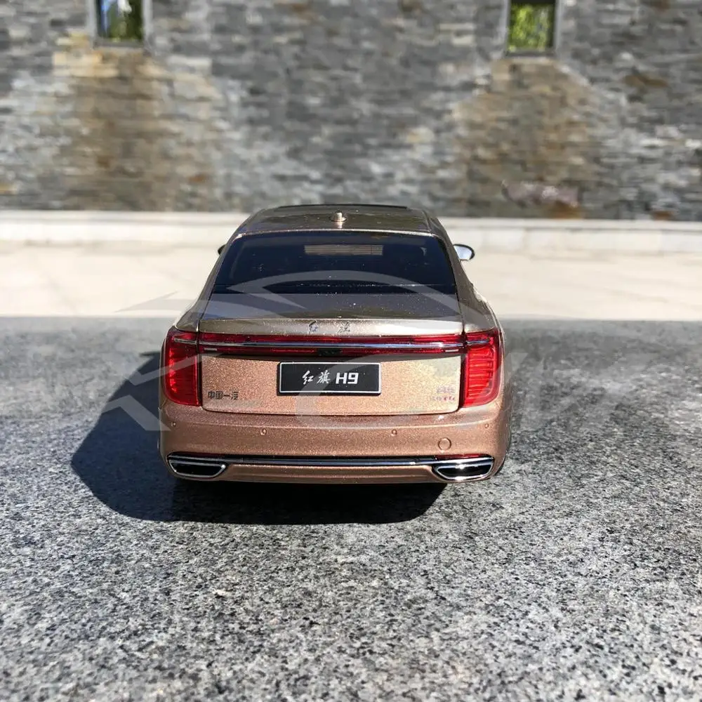 Литая модель автомобиля Hongqi H9 1:18 (коричневый/золотой) + небольшой подарок! |