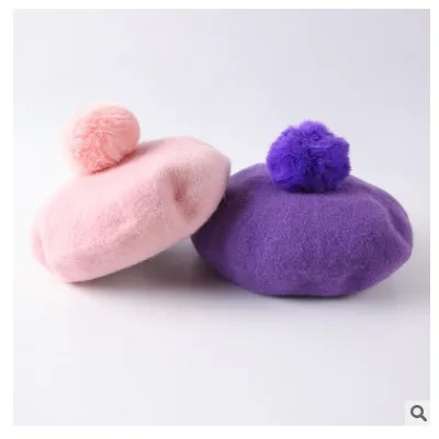 Милая шерстяная шапочка небесно-голубого цвета с помпоном из кроличьего меха