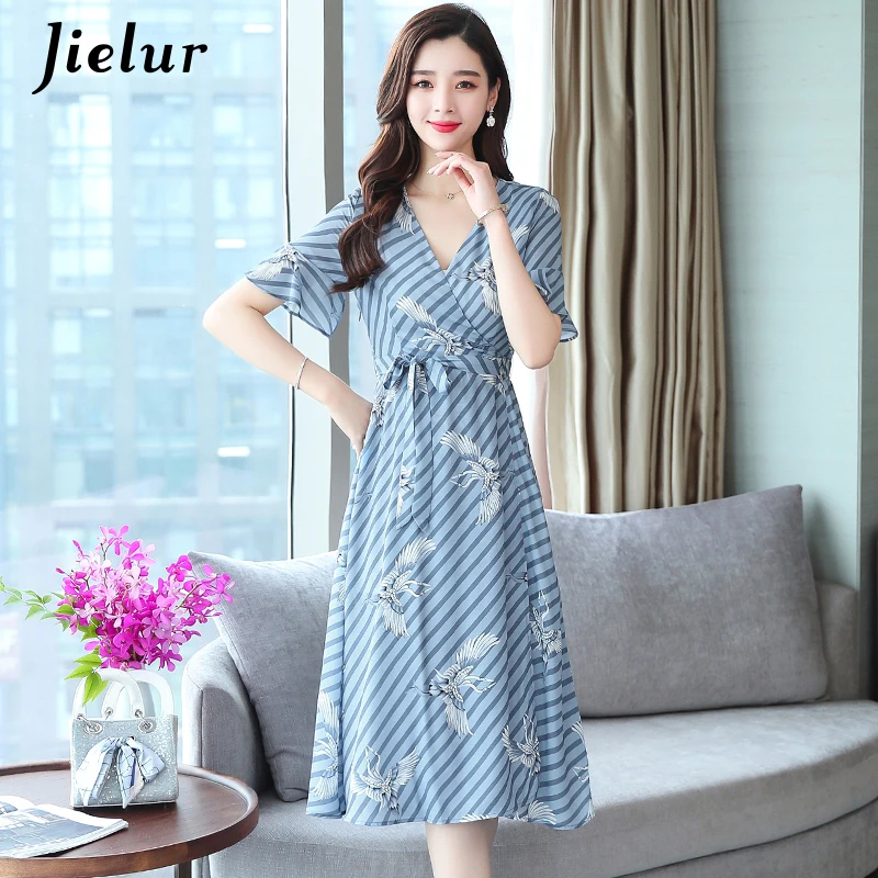 Женское платье в полоску с V-образным вырезом цветочным принтом и оборками |