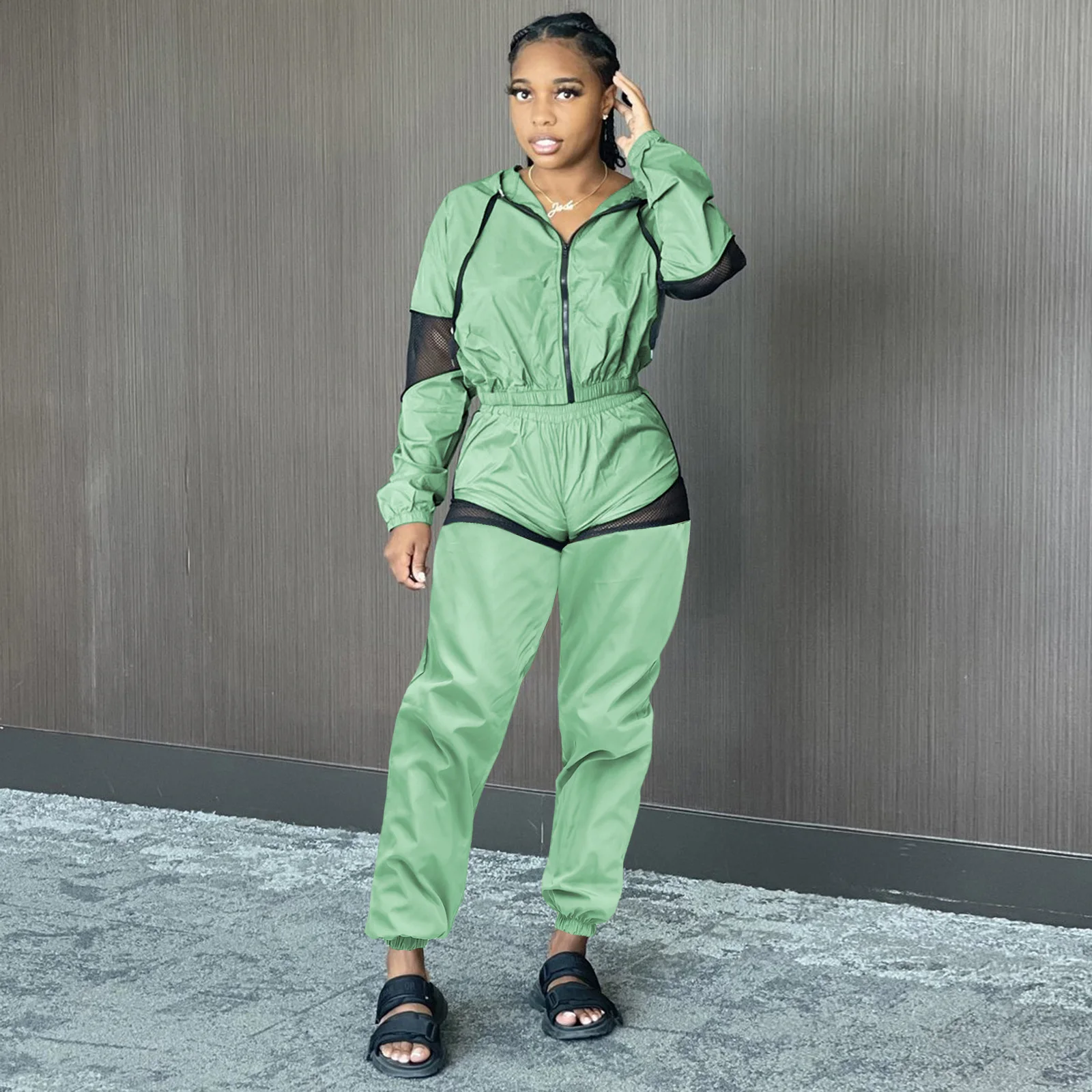 

Женский новый зеленый Модный повседневный сетчатый комбинированный спортивный водонепроницаемый костюм из двух предметов с капюшоном в п...