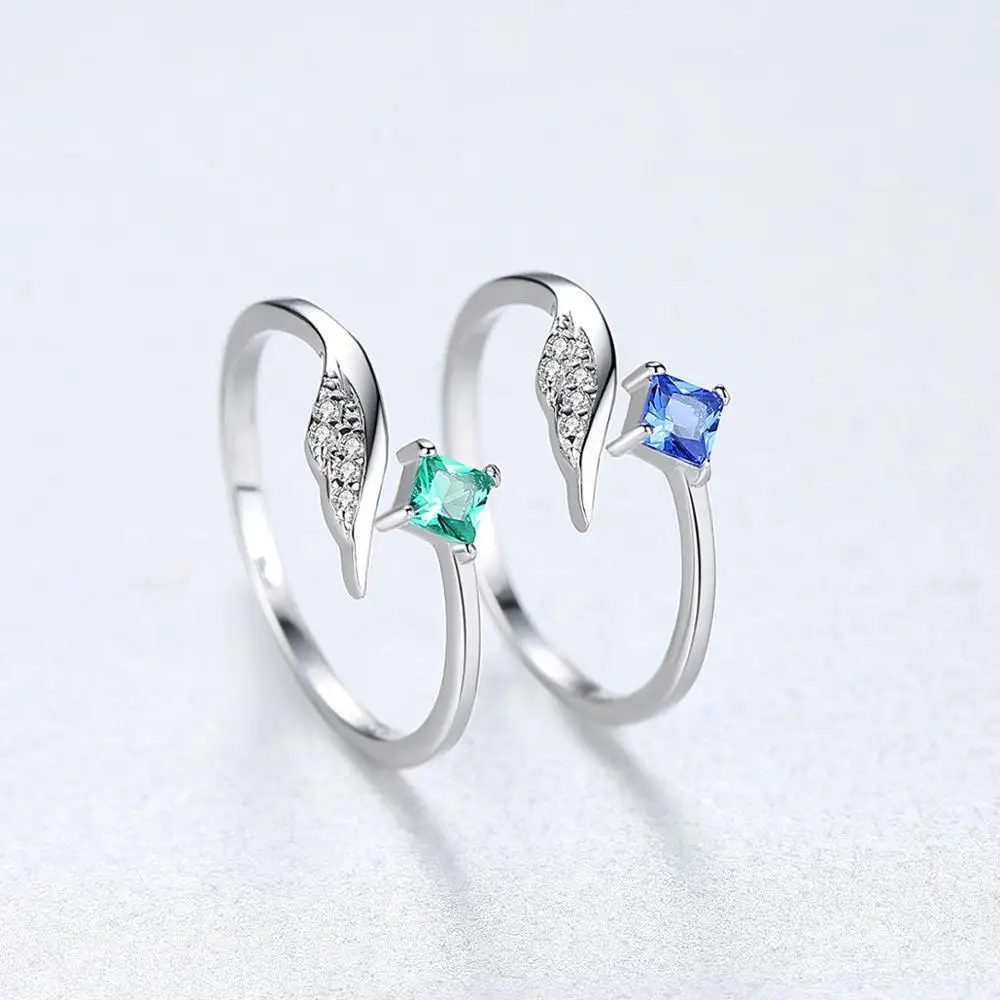 Женское кольцо из серебра 925 пробы с квадратными искусственными камнями |