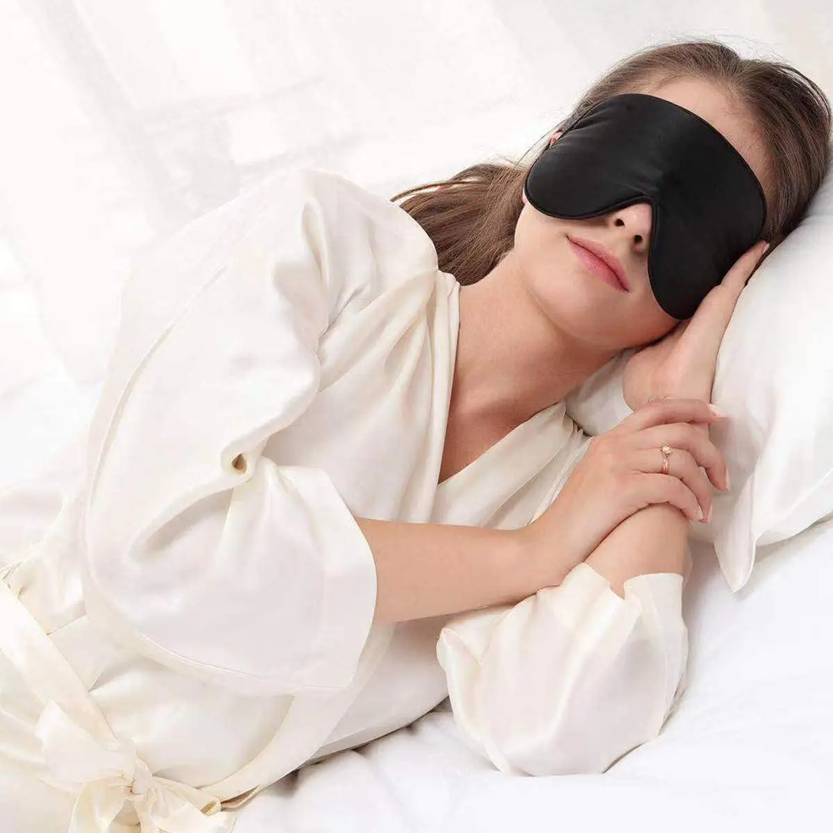Шелковая повязка на глаза. Ночная маска для сна. Маска для сна белая. Девушка для сна повязка шелковая.