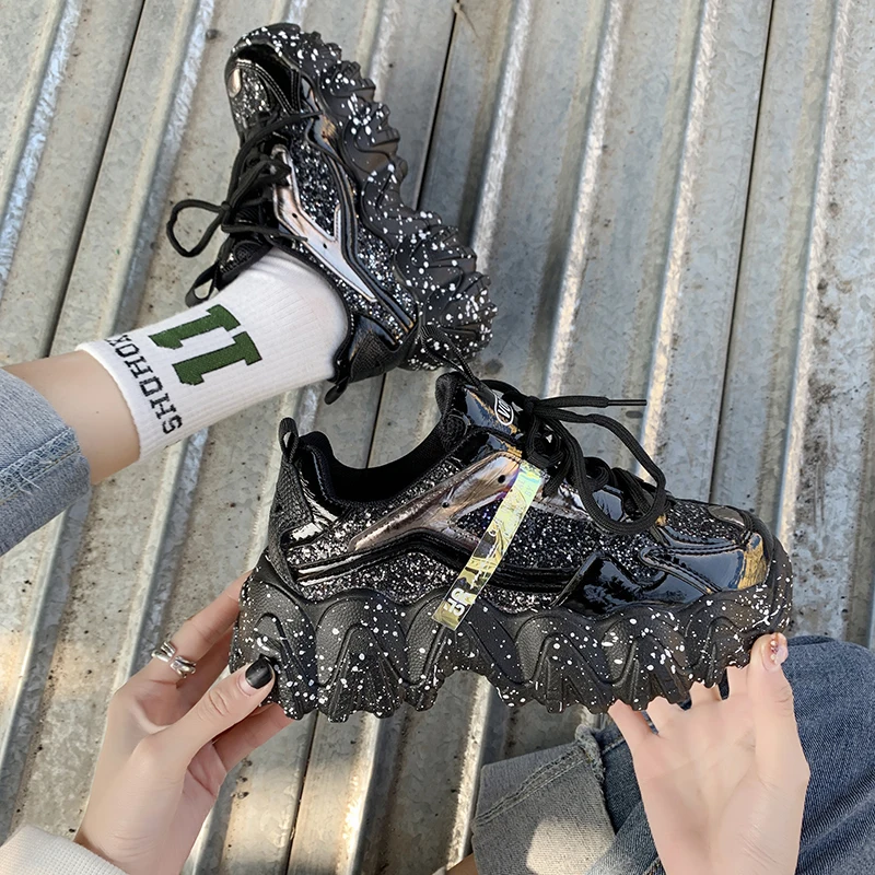 Кроссовки женские блестящие на массивной платформе белые весна 2020 | Обувь