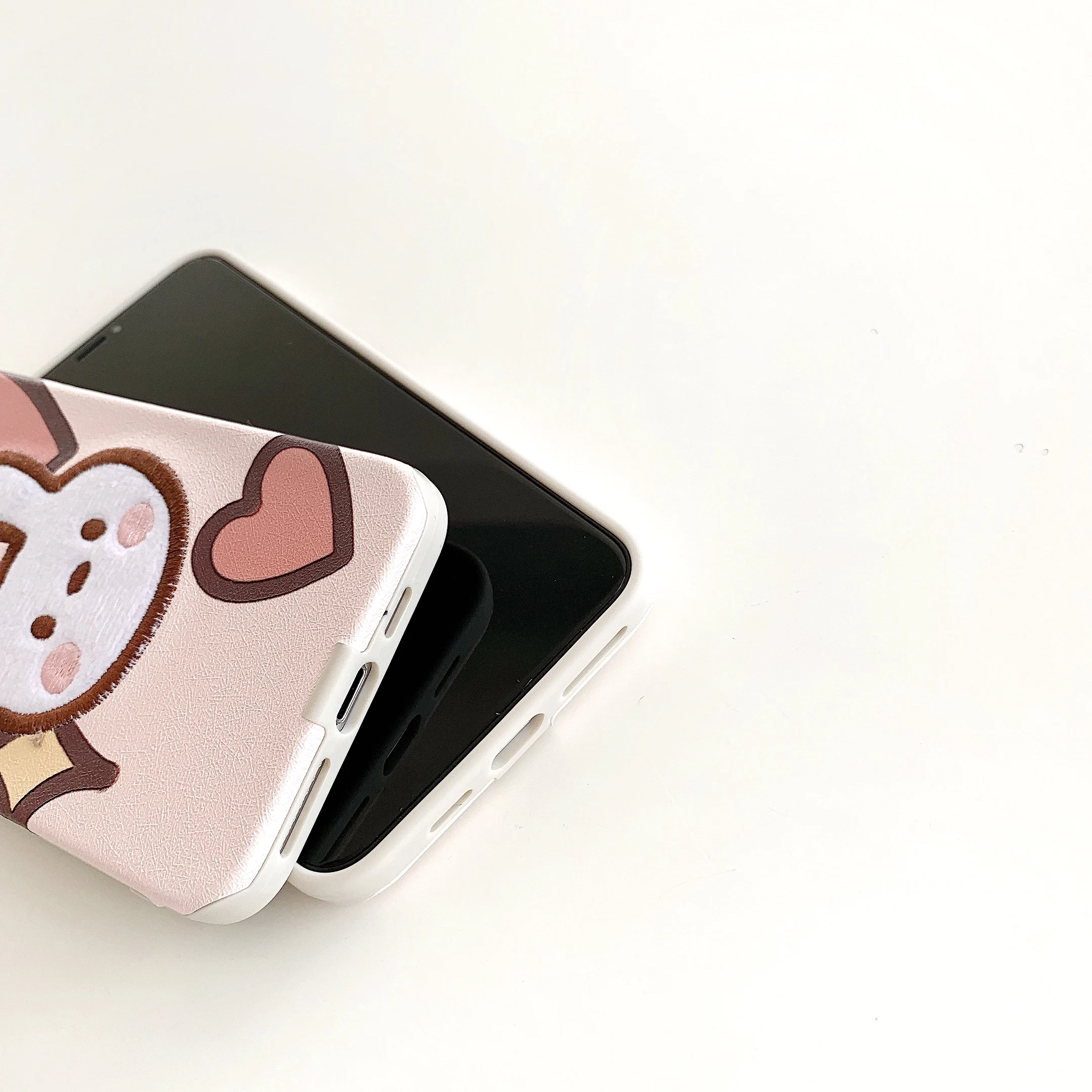 

The pattern embroidered by the rabbit bear is suitable for iPhone 11 and iPhone 12 series mobile phone cases