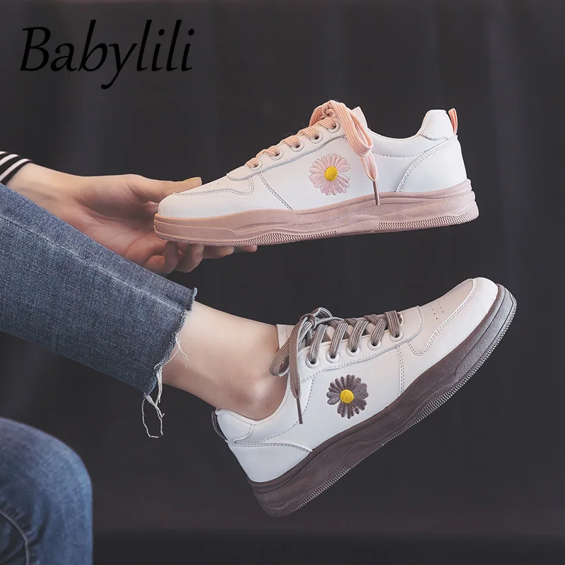 Маленькие белые туфли для женщин Сезон весна Новинка 2020 года Модные ярких цветов