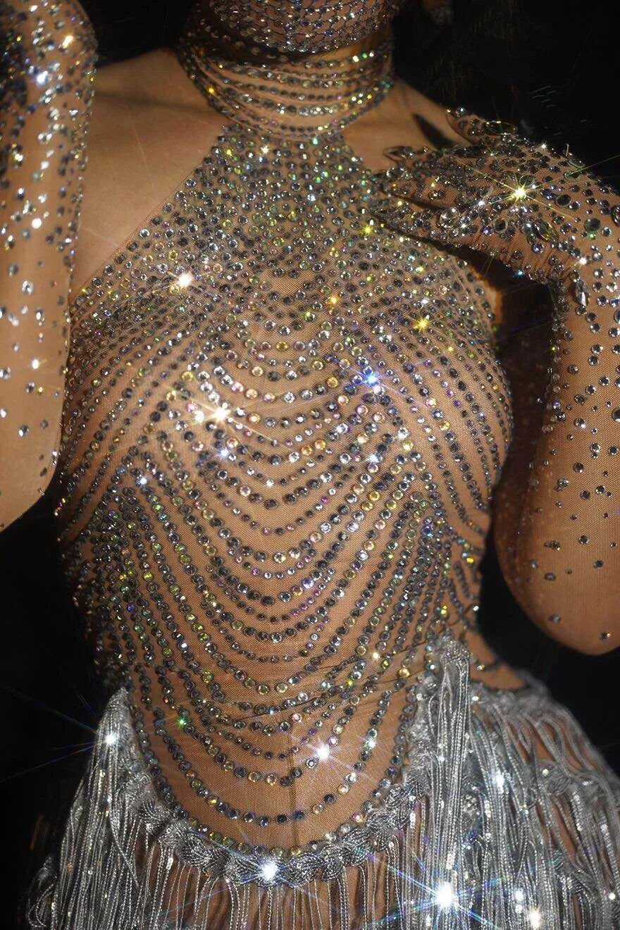 Пикантное стрейчевое Серебряное платье стразы с кисточками сетчатый прозрачный