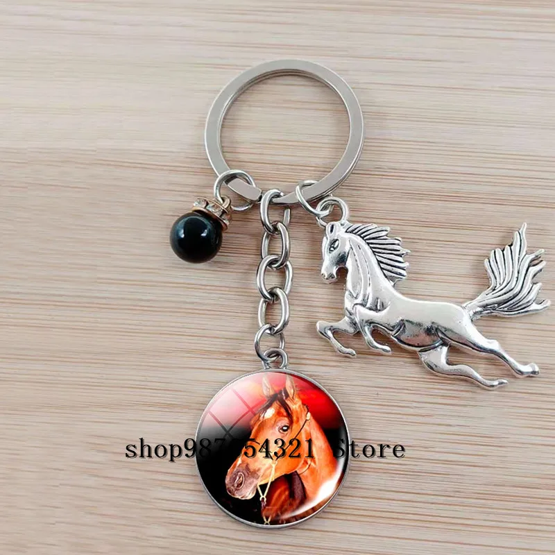 Брелок с изображением животных бегущей лошади из стекла кабошоном на сумку
