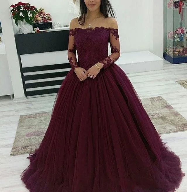 

Cheap Ball Gown Quinceanera Dresses Burgundy Off Shoulder Lace Applique Long Sleeves Tulle Puffy Party Dress Plus Size Prom