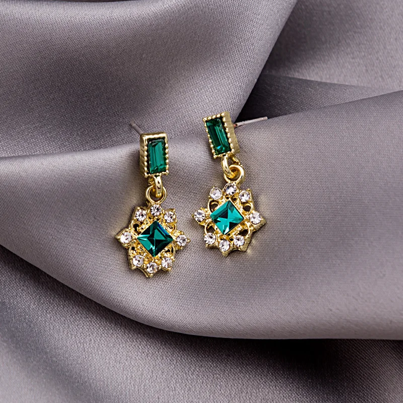 

Hello Miss New grandmother green earrings retro elegant ladies earrings women's fashion earrings jewelry gifts