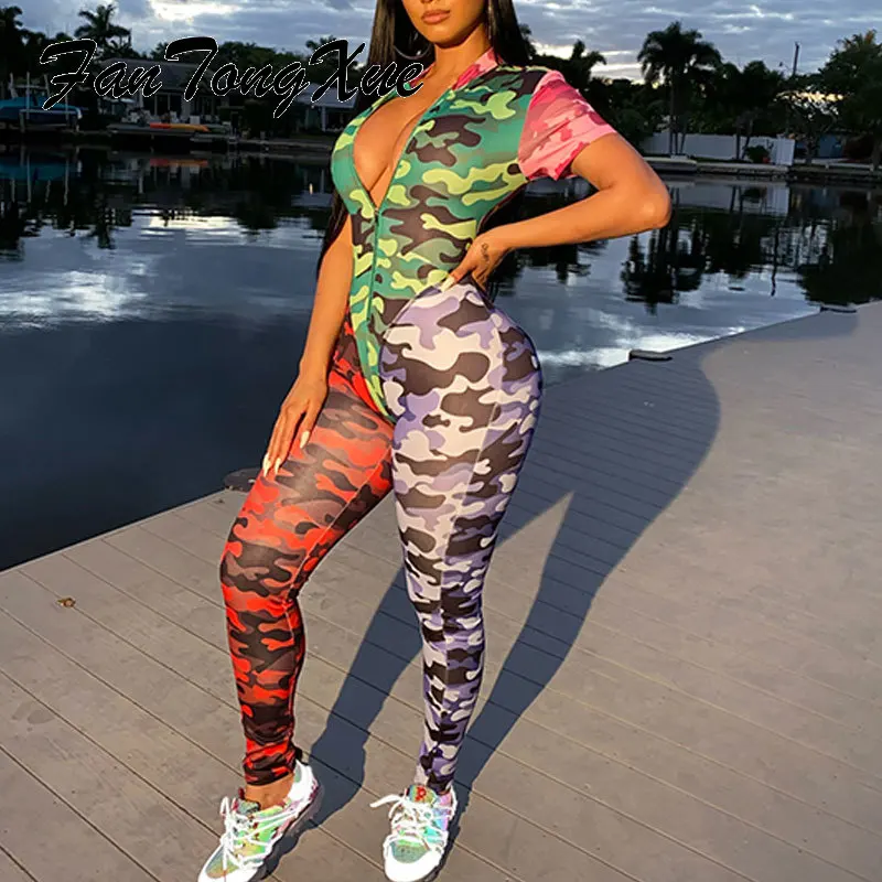 Женский комбинезон с коротким рукавом и глубоким V-образным вырезом |