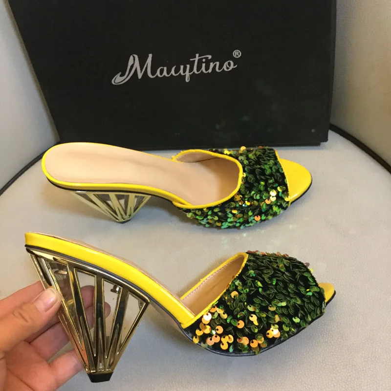 Шлепанцы женские на танкетке блестящие туфли с открытым носком высоком каблуке