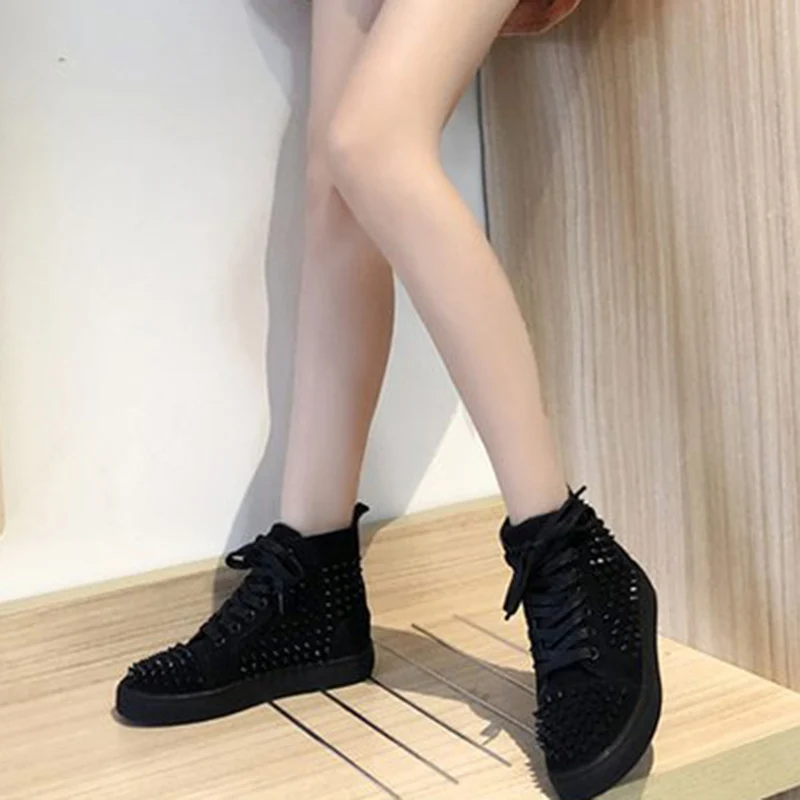 Однотонные кроссовки со шнуровкой и шипами повседневные Ботинки martin на плоской