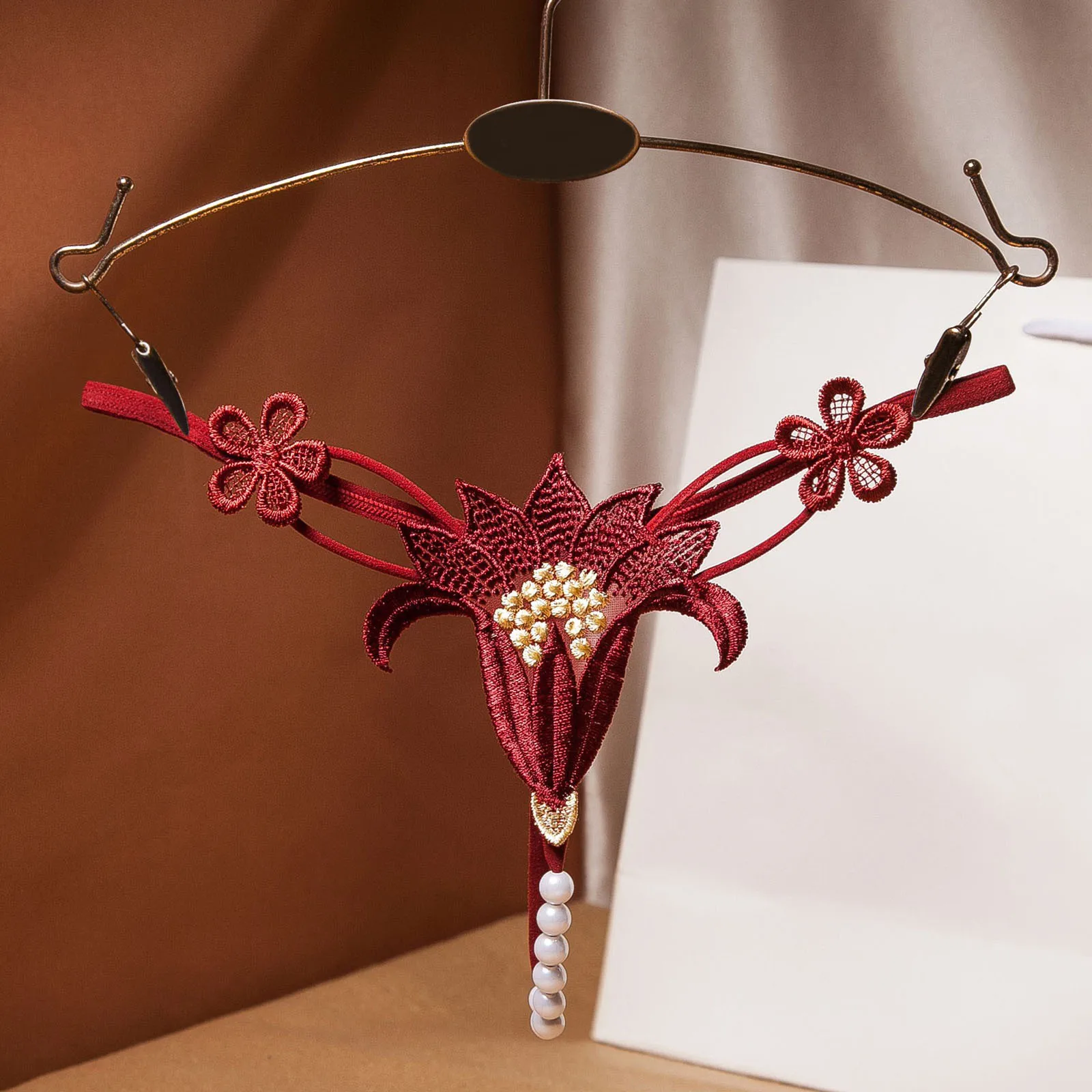 

Для женщин Горячая T брюки стринги сексуальные трусики с жемчужинами стринги с кружевом и вышивкой, из сетчатой пряжи купальный костюм с точ...